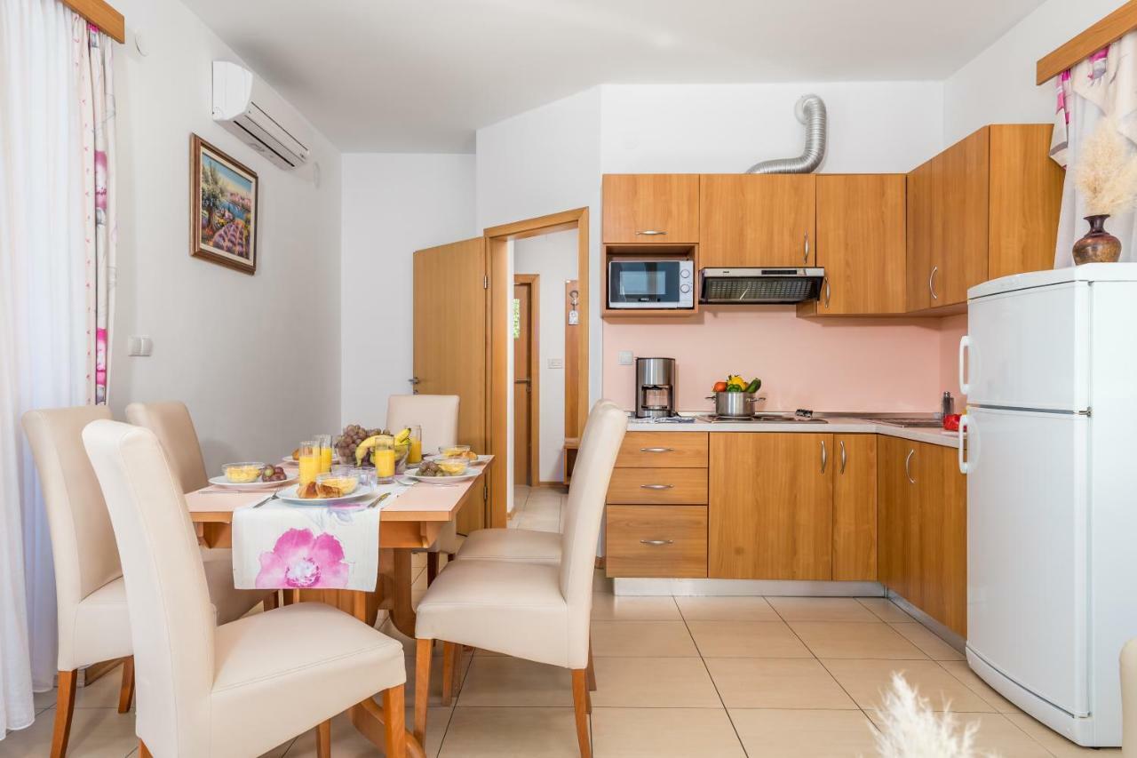 Villas Rab Palit Exteriör bild